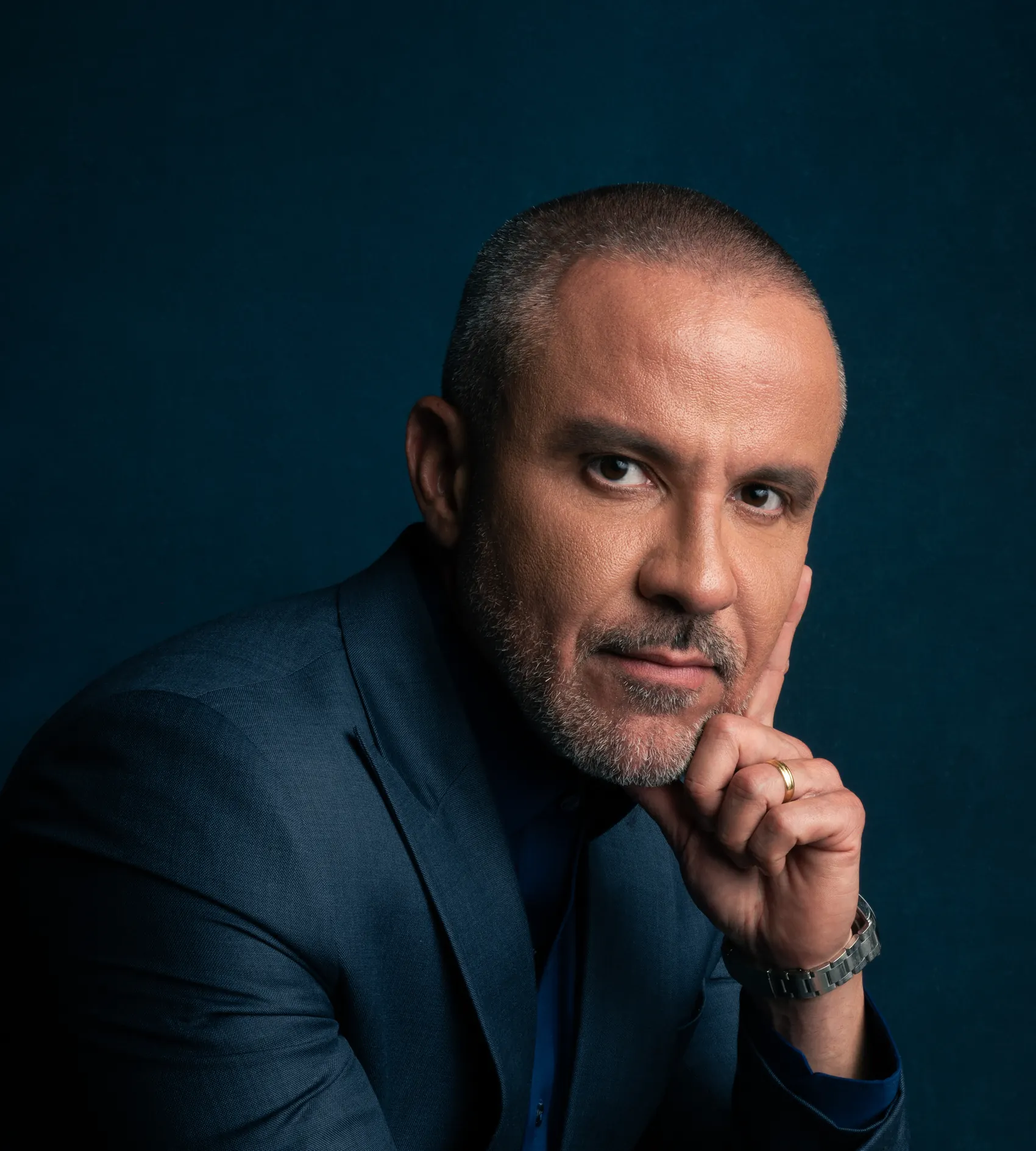 Dr. Glauco Melo em retrato, com a mão no queixo